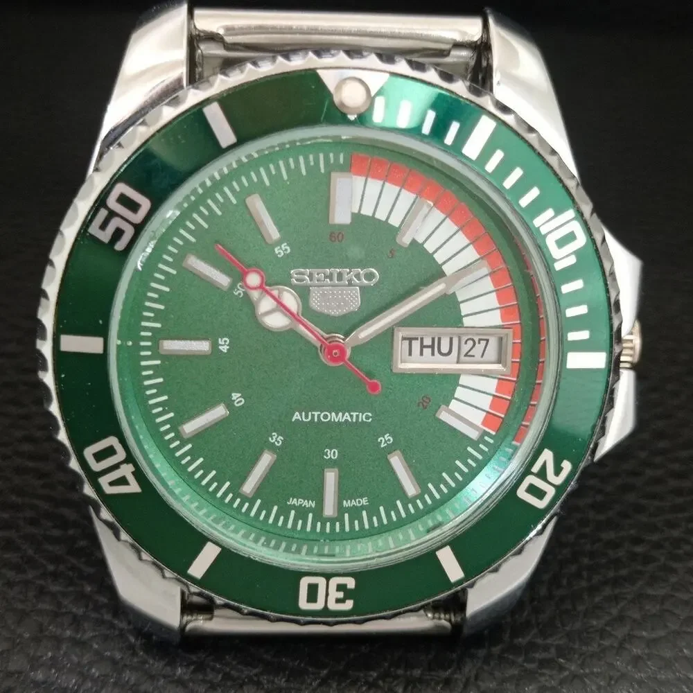 Vintage 1980 Seiko Diver Automatic Mens Silver Watch W/daydate & Green accents